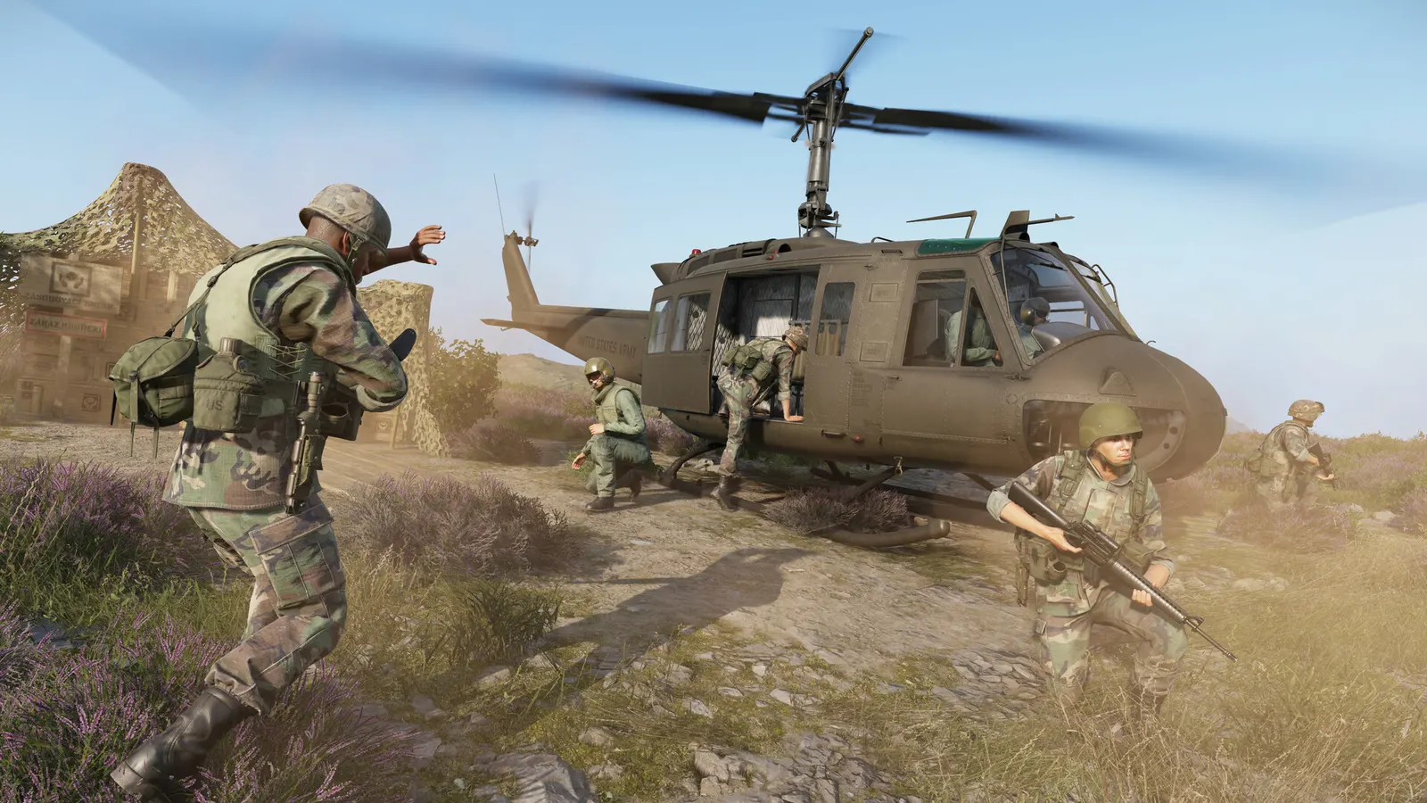 Ein Trupp steigt in Arma Reforger aus einem gelandeten Hubschrauber, ein Soldat gibt Handzeichen