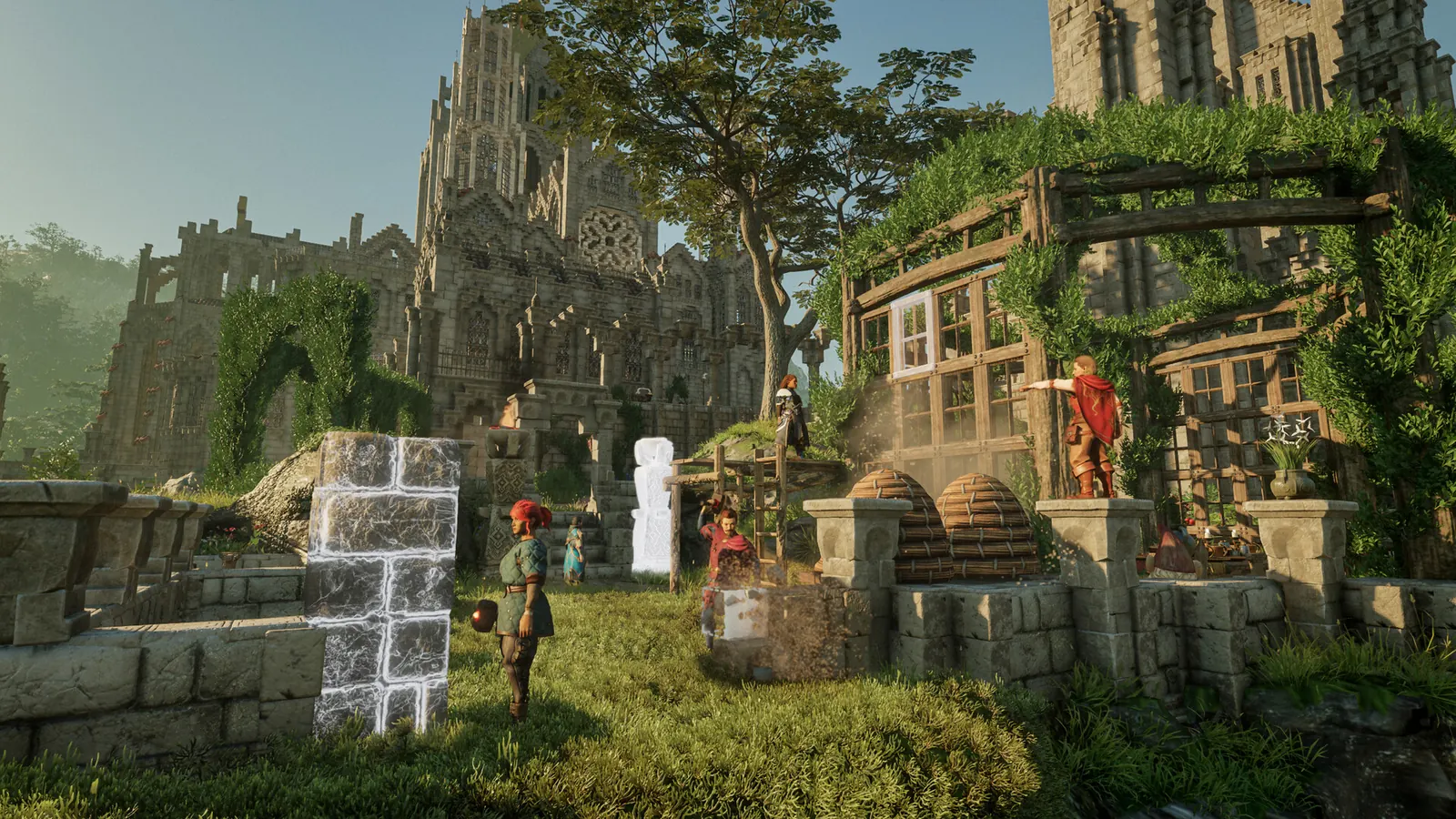 Mehrere Spieler bauen in Enshrouded gemeinsam an einer Basis vor einer Burgruine